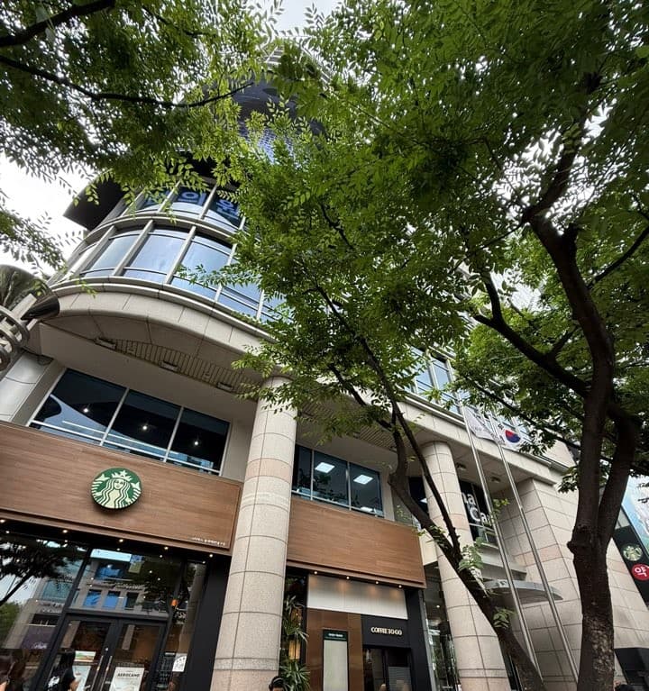 라비다샵 홍대점이 있는 미래프라자 건물 외관