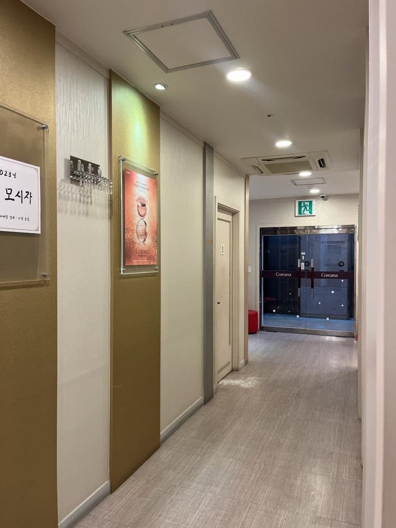 매장 입구로 이어지는 실내 복도
