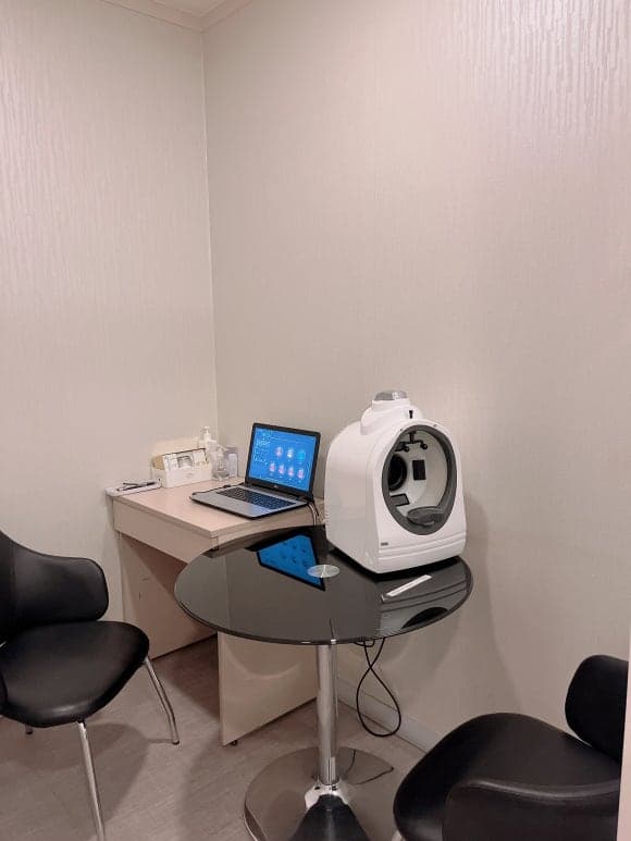 책상 위 피부 상태 확인 장비와 상담용 좌석