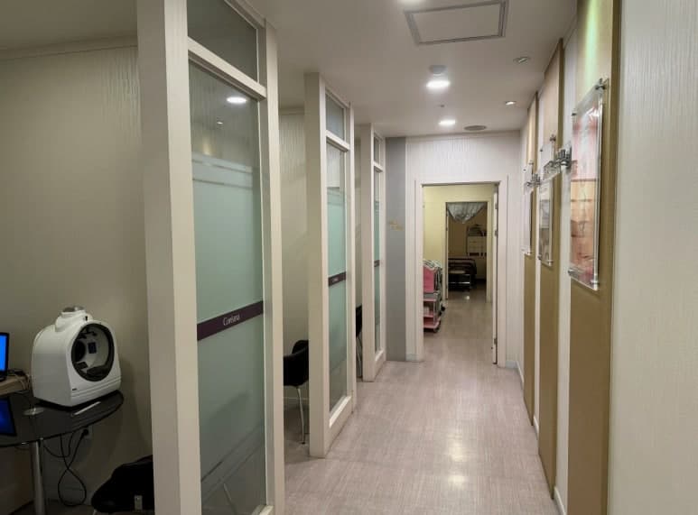 라비다샵 홍대점 내부 복도와 관리 공간으로 이어지는 동선