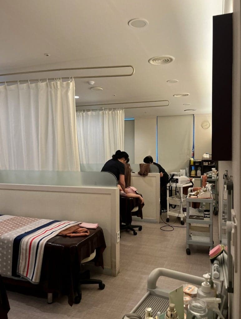 커튼으로 구분된 관리 공간과 방문 당시 관리 모습