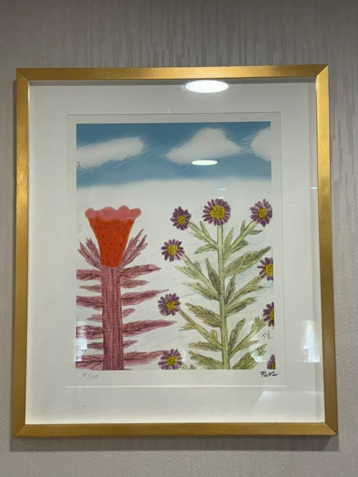 차분한 매장 분위기를 보여주는 꽃 그림 액자